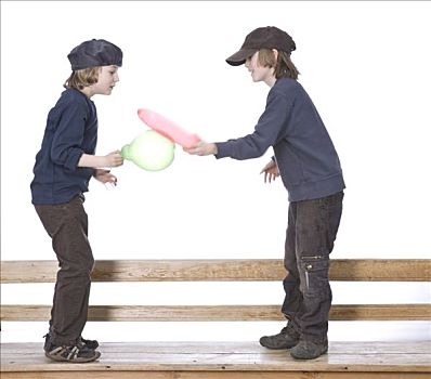 两个男孩,戴着,帽,玩,气球