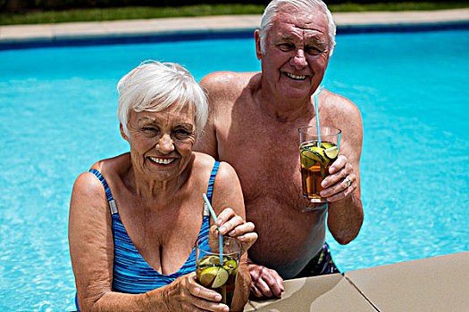 头像,老年,夫妻,拿着,玻璃杯,冰茶,游泳池
