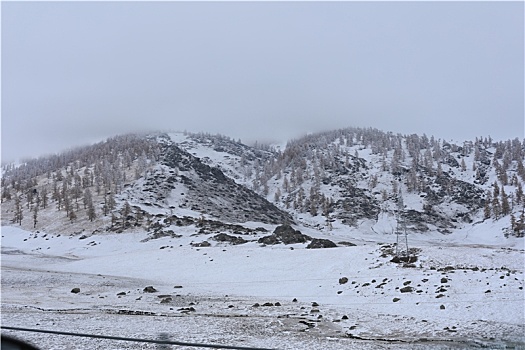 新疆阿勒泰地区山区路上野外风光冬季冬天公路冰天雪地