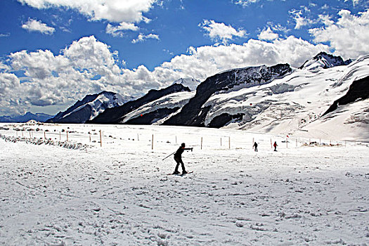 瑞士著名山峰少女峰滑雪的人