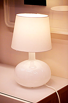 一盏白色的台灯