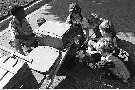 一群孩子,建筑,肥皂盒车
