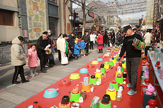 春节庙会热闹非凡,外国美女玩套圈游戏体验中国年