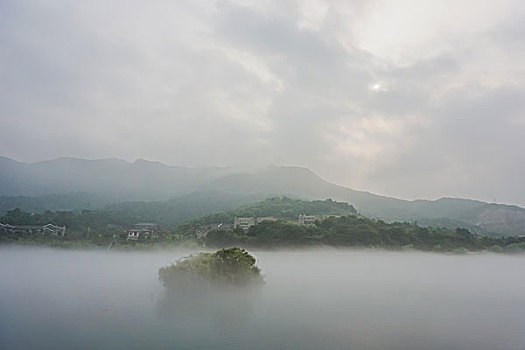 河流,岸边,海市蜃楼,江景,日出,雾,水汽,高楼,建筑群,小岛,草,小船