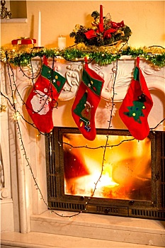 三个,圣诞袜,悬挂,装饰,壁炉