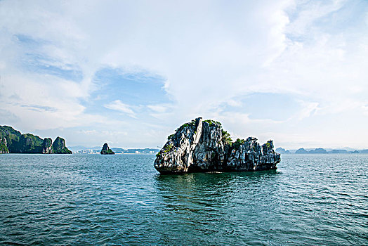 越南广宁鸿基市下龙湾海上石林