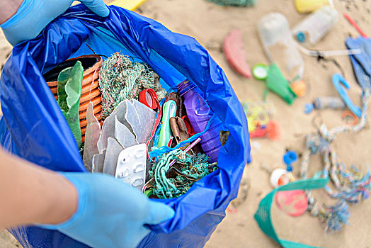 男人,拿着,包,满,塑料制品,污染,收集,海滩,东北方,英格兰,英国