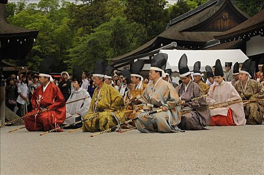 弓箭手,跪着,神祠,院落,专注,射箭,仪式,京都,日本,亚洲