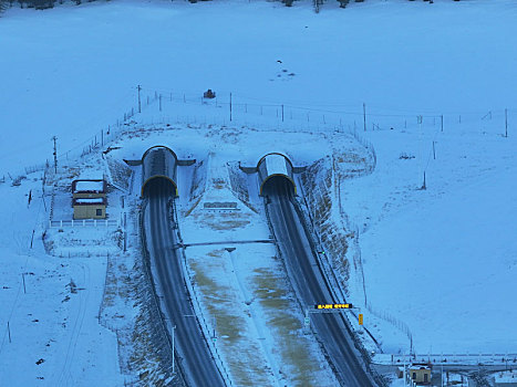 新疆哈密,航拍雪中的东天山隧道,g575