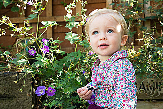 蓝色眼睛,女婴,仰视,花园
