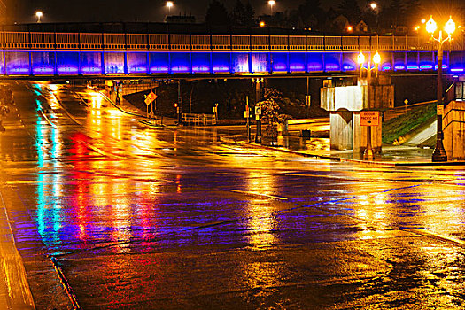 步行桥,上方,湿,城市道路,夜晚,塔科马,华盛顿,美国