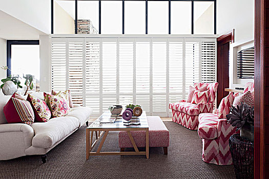 休闲沙发,区域,苍白,沙发,扶手椅,红色,白色,家居装潢,茶几,正面,室内,百叶窗,玻璃