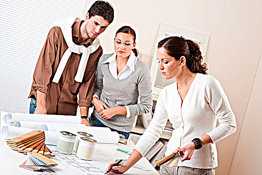 女性,室内设计师,两个,客户,办公室,选择,彩色