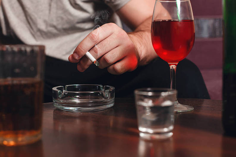 酒_上瘾_男人_沮丧_喝_葡萄酒_吸烟_香烟_高清图片_全景视觉