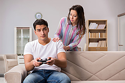 年轻家庭,困苦,电脑游戏,上瘾