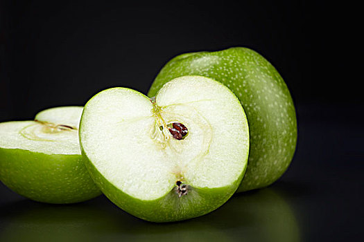 两个,绿色,澳洲青苹果,苹果,一个,黑色背景,玻璃板