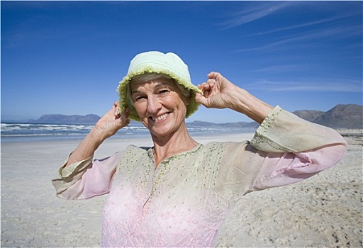 老年,女人,拿着,帽子,顶着,海滩,微笑,头像,特写