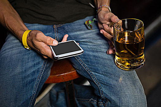 男人,打手机,啤酒,酒吧,中间部分