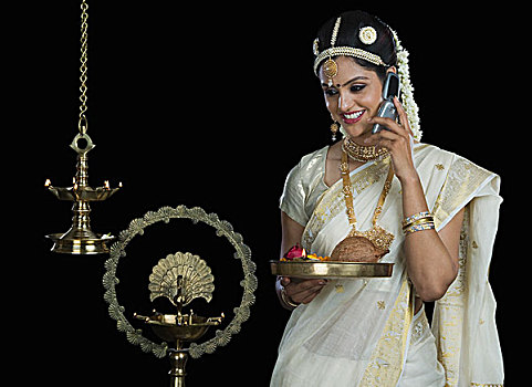 印第安女人,传统服装,拿着,宗教祭品,交谈,手机