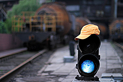 铁路指示灯上的黄色鸭舌帽