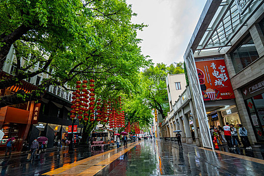 广州2023年春天三月春雨中的北京路步行街美景