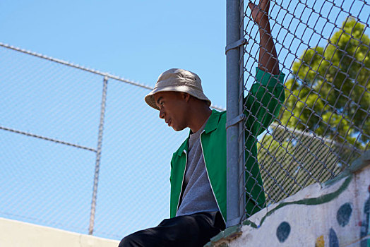 男青年,向外看,公园,栅栏,仰视,洛杉矶,加利福尼亚,美国