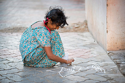 女孩,创作,传统,装饰,图案,色彩,沙子,户外,门,岛屿,泰米尔纳德邦,印度,亚洲