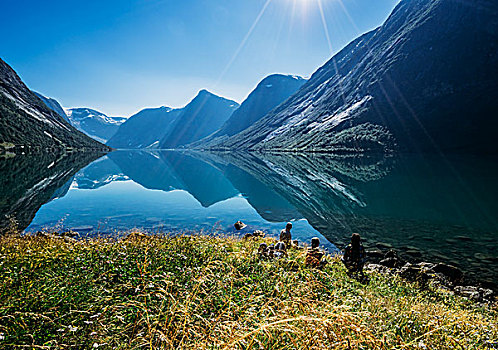 朋友,放松,晴朗,平和,山,湖岸,挪威