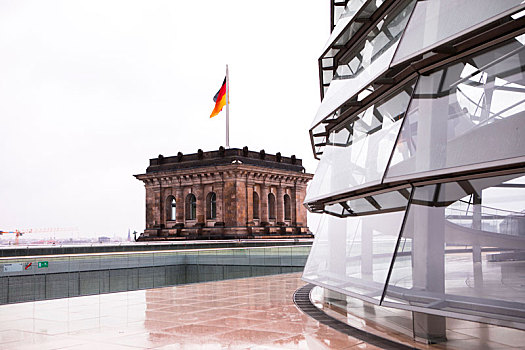 德国柏林,国会大厦窗外,阴雨天的城市风光