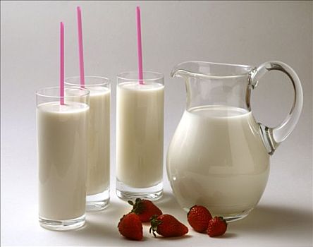 三个,牛奶杯,吸管,奶壶,草莓