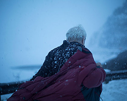 老人,穿戴,外套,雪中