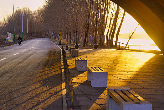 桥下的夕阳剪影