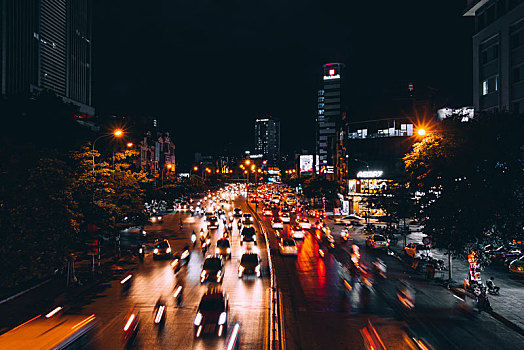 越南河内夜市摩托车汽车车流