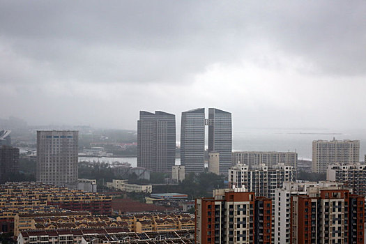 山东省日照市,阴雨绵绵的港城,港口作业未受影响