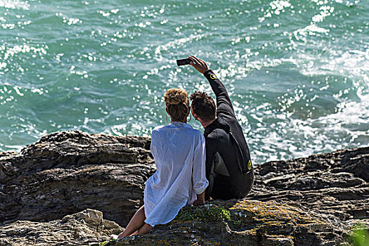 情侣,拿,坐,岩石上,海滩,纽基,康沃尔