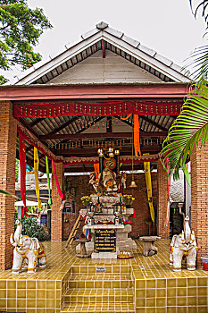 泰国清迈大象训练营的象神寺院