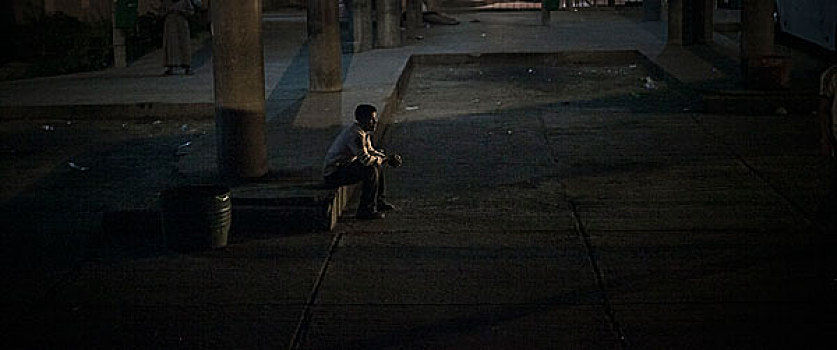 孤单,男人,等待,公交车站,早,早晨,思想,表情,摩洛哥,瓦尔扎扎特