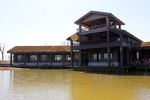 湖面上的木质房屋