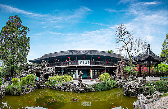 江苏省扬州市个园叠石艺术上的抱山楼