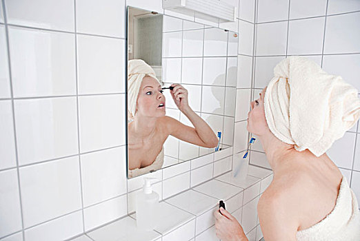 女人,涂抹,睫毛膏,正面,镜子,浴室