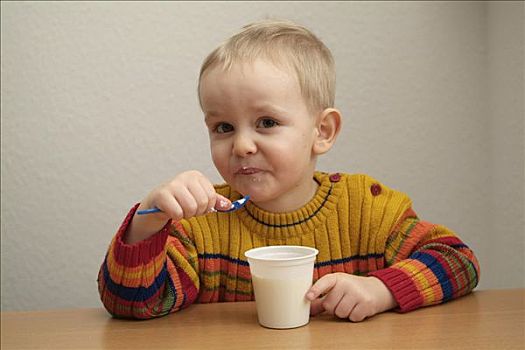 孩子,吃,酸奶