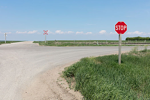 停车标志,铁道口,乡村道路