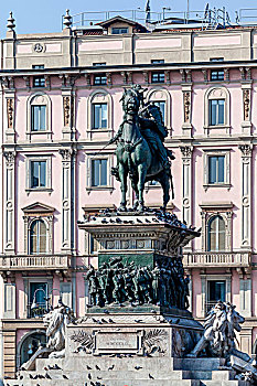 意大利米兰大教堂广场石像