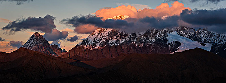 贡嘎山