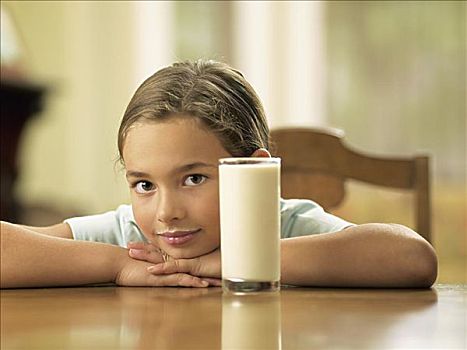 小女孩,牛奶杯