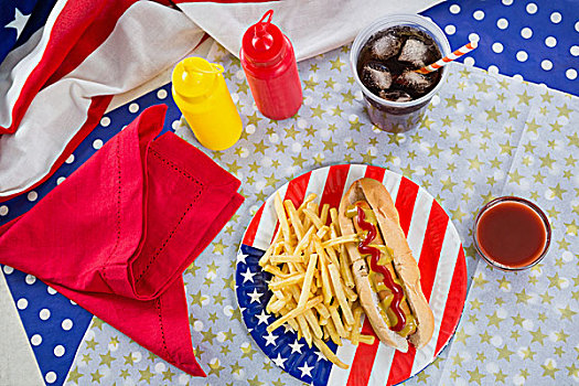 美国国旗,热狗,木桌子