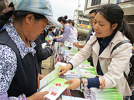 街头普法宣传,法律,宣传,学习,行人,市民,观看,展出,街头,展板普法,学法,知识,露天,活动,普法横幅,政法委,综治办,司法所,派出所,团委,妇联,贵州,威宁,小海镇