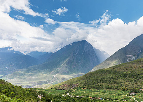 中国云南金沙江虎跳峡河谷自然景观