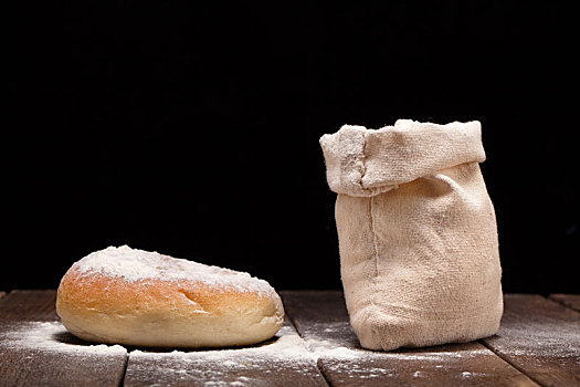 放在桌子上的面包和面粉