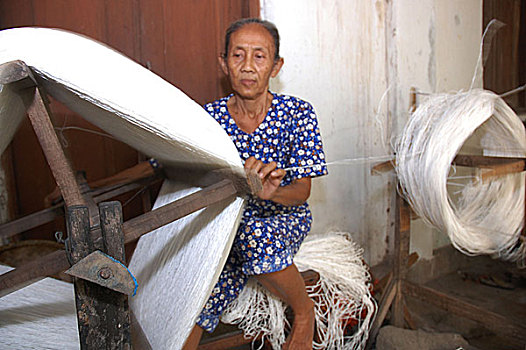 女人,旋转,棉线,传统,机器,木头,电,纤维,线,绳索,工作,印度尼西亚,一月,2008年